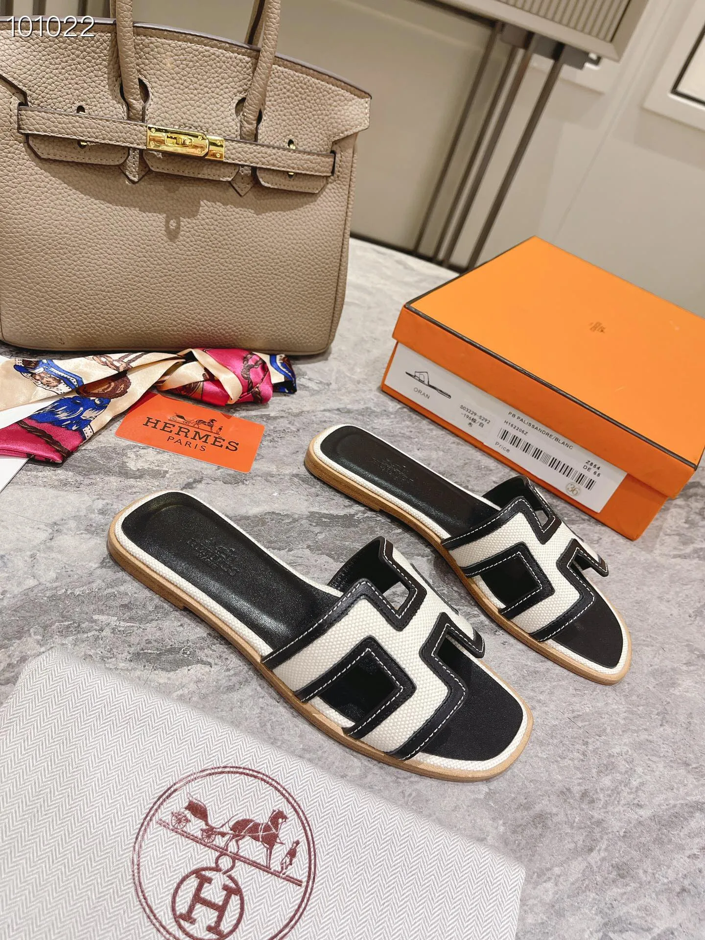 👟👟Ex-factory price 400👟👟 Genuine leather sole +50 New model for early spring, (high-end splicing and oil edge technology) newly revised version (Hermès), upgraded packaging, upgraded version and workmanship materials. Hermes®🔴The highest version of handmade shoes on the market✨✨ Top product Hermès slippers🐎 The new high-end fashion is the same as the original version, purely handmade by masters! ❥High-end customization, the highest version in the industry⚠❥Using: Hermers upper: Italian imported cowhide + original custom-grade Australian sheepskin feet + genuine leather outsole (pursuing top walking comfort) Hermes━━━━━ size: 35-40 (34.41.42 custom-made, non-returnable) Genuine leather sole Rubber sole
